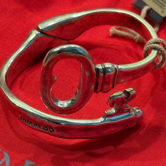 UNO de 50 Key Shaped Soring Bangle Bracelet NWT - Picture 1 of 4